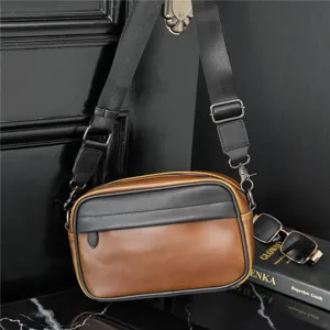 Vista dettagliata della borsa a tracolla marrone nera da uomo, con cinturino regolabile.