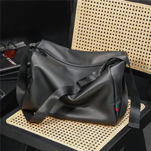 Trendige, große schwarze Umhängetasche aus Leder, lässige Crossbody-Tasche für Reisen.