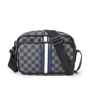 Detailansicht der stylischen Herren Karo Umhängetasche mit blau-weißen Streifen.
