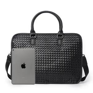 Zwarte geweven lederen zakelijke aktetas met handvatten en schouderriem, stijlvolle laptoptas.