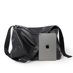 Schwarze Umhängetasche große Kapazität Herren lässige Messenger Reisetasche Detailaufnahme Stil