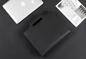 Details der schwarzen Lederaktentasche Oberflächenstruktur und minimalistisches Design.