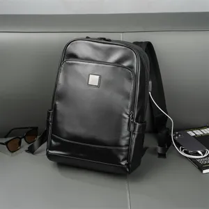 Elegante zaino in pelle nera da uomo con porta di ricarica USB e scomparto per laptop.