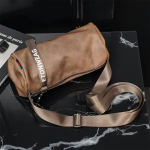 Elegante borsa a tracolla cilindrica marrone con cinghia regolabile, stile vintage casual.