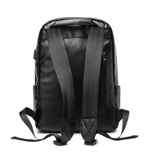 Vista dettagliata di un elegante zaino in pelle nera da uomo, ideale per viaggi e uso quotidiano.