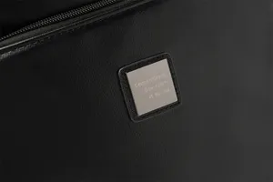 Uomini moda casual nero zaino metallo distintivo dettaglio primo piano design elegante