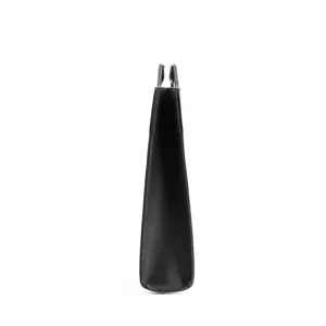 Seitenprofil Detailansicht einer eleganten schwarzen Leder Herrentasche für Dokumente.