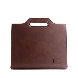 Nahaufnahme der braunen Leder-Dokumententasche mit Retro-Textur und integriertem Griff.