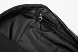 Vista dettagliata dell'interno dello zaino da uomo nero con tasche e dettaglio di zip.