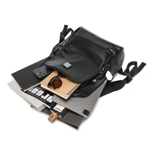 Vista dettagliata dello zaino uomo in pelle PU nera con interno capiente e organizzazione smart.
