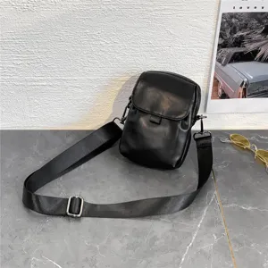 Bolso cruzado negro minimalista de cuero para uso diario con correa de hombro ajustable.