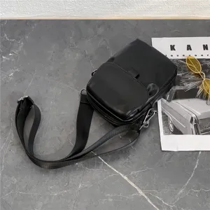 Bolso bandolera informal negro minimalista detalle, correa ajustable para viajes diarios.