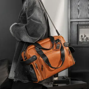 Borsa a tracolla in pelle da uomo, ventiquattrore business vintage, vista dettagliata.