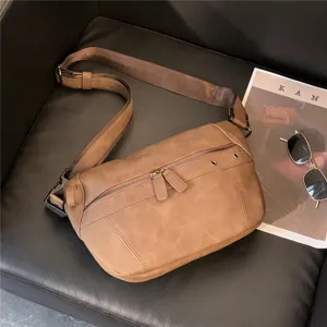 Sac bandoulière marron rétro pour homme, vue détaillée avec multiples poches zippées.