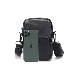 Vista detallada de mini bolso bandolera informal negro, bolso de teléfono de cuero PU compacto.