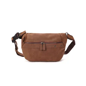 Détail de sac de poitrine en cuir PU marron, gros plan sur la fermeture éclair et œillets.