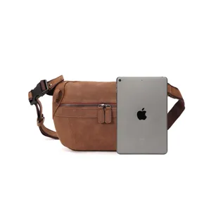 Vue detaillee de sac poitrine homme vintage marron avec accessoire de taille, sac en cuir PU.