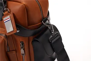 Borsa a tracolla da uomo in pelle dettaglio ravvicinato con cerniera e fibbia.