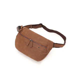 Gros plan du sac de poitrine marron vintage, cuir synthétique durable avec fermetures éclair sûres.