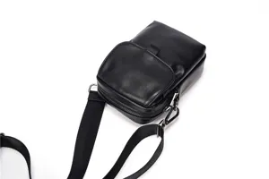 Pequeño bolso bandolera minimalista de cuero PU negro para teléfono y uso diario casual.