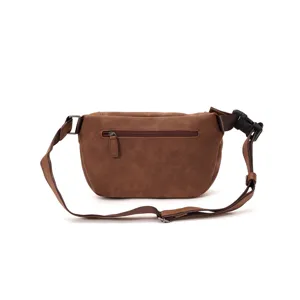Detail de gros plan du sac banane retro en cuir PU marron pour homme et pochette.
