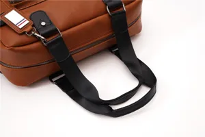 Dettaglio borsa ventiquattrore uomo in pelle rétro crazy horse, elegante borsa a tracolla.