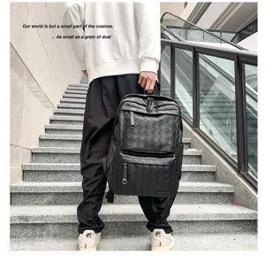 Zaino in pelle intrecciata nera vista dettaglio con grande capacità e tasca con zip.