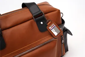 Borsa a tracolla uomo in pelle marrone vintage dettaglio, borsello business casual.