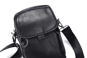 Detalle de mini bolso cruzado de cuero negro, bolso compacto para teléfono móvil