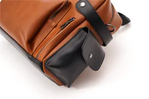 Vista dettagliata borsa a tracolla in pelle da uomo, design contrasto marrone nero con zip.