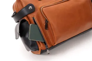 Dettaglio della borsa a tracolla in pelle vintage da uomo, borsetta casual da lavoro quotidiano.