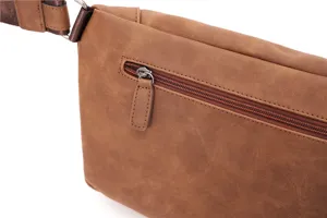 Sac bandoulière rétro marron pour homme, sac de poitrine en cuir PU avec poche zippée.