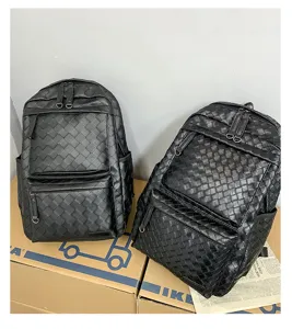 Primo piano dettagliato dello zaino intrecciato in pelle nera con finiture e cerniere.