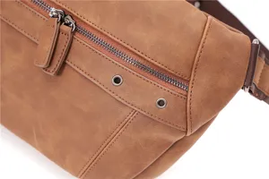 Vue détaillée du sac de poitrine marron pour homme, cuir PU avec zips et œillets métal.