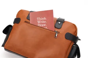 Borsa a tracolla da uomo vintage in pelle PU marrone casual con dettaglio tasca anteriore.