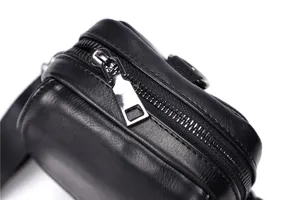 Bolso cruzado de cuero negro detalle de cremallera metálica vista de cerca estilo moda.