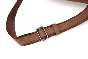 Vue rapprochée de la bandoulière réglable avec sangle durable et détail de boucle en métal.
