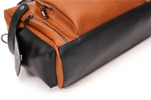 Vista dettagliata della borsa a tracolla da uomo, borsa retrò in pelle con tasche e design bicolore.