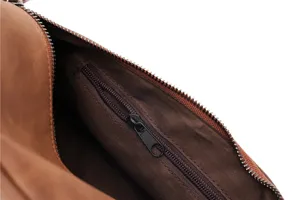 Vue de détail intérieur du sac de poitrine rétro pour homme avec poche zippée et doublure.