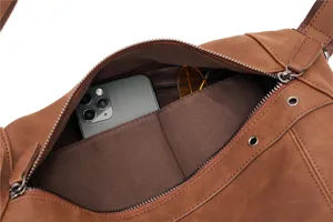 Vue rapprochée de l'intérieur de la sacoche de poitrine rétro pour homme avec grand espace.