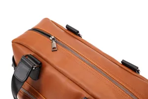 Borsa da viaggio uomo in pelle marrone dettaglio cerniera lampo vista ravvicinata chic