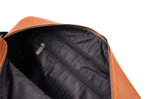 Dettaglio borsa a tracolla da lavoro in pelle da uomo con tasca con cerniera resistente.