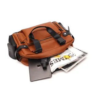 Borsa da lavoro vintage da uomo in pelle marrone tracolla vista dettagliata con capacità.
