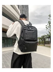 Dettaglio dello zaino in pelle intrecciata nera all'aperto, che mostra consistenza e grande capienza.