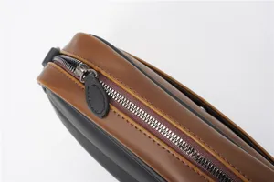 Primo piano dettagliato della cerniera metallica e della texture in pelle della borsa.