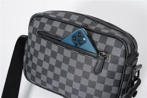 Graues kariertes Umhängetasche Detail mit praktischer Vordertasche für Handy und Reißverschluss