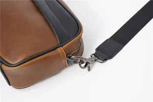 Vista dettagliata della borsa a tracolla casual da uomo, hardware in metallo e cinturino.