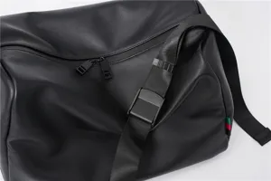 Detailaufnahme schwarzer großer Leder Umhängetasche für Herren mit stilvollem Riemen.