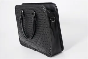 Gedetailleerd overzicht van de zwarte geweven lederen heren business casual aktetas tas.