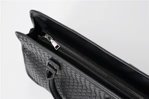 Gedetailleerd overzicht van de zwarte geweven lederen aktetas en casual handtas.